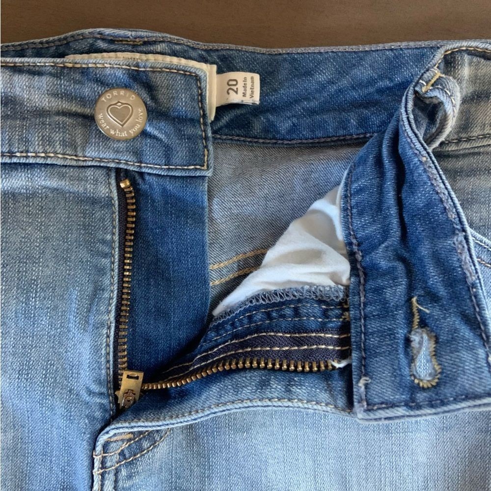 TORRID Women's Lace Trim Distressed Raw Hem Denim Shorts Size 20 - Picture 8 of 11